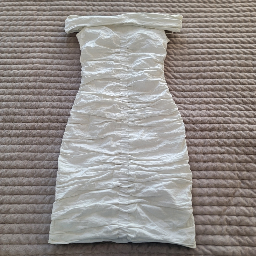 Nicole Miller Collection Off the shoulder White dress size 2